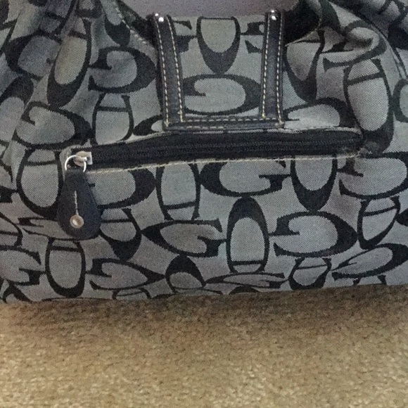 Patterned Guess purse - Picture 2 of 6